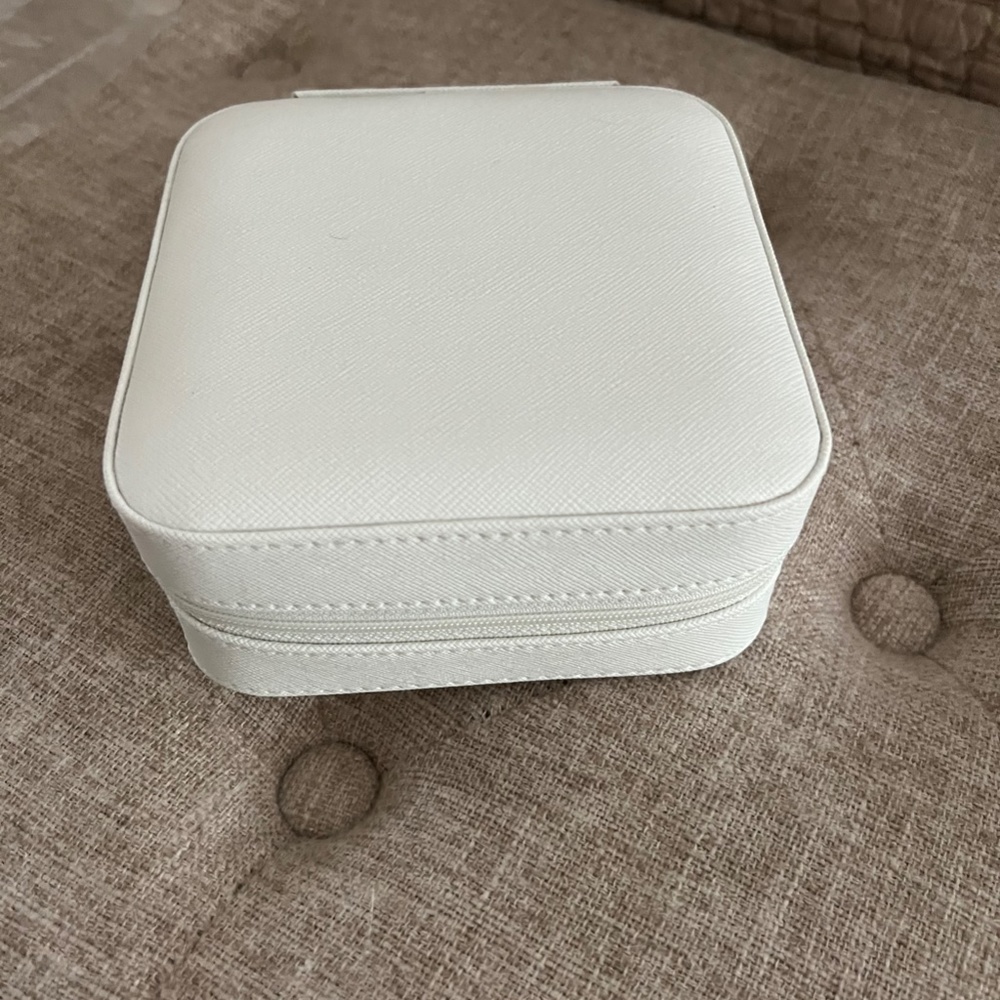 NEW! Chico's Jewelry Travel Storage Organizer Case 2.25” x 5.25” White/Cream - Picture 8 of 9